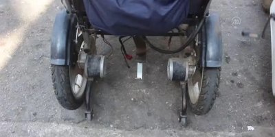 Tekerlekli sandalyesinin aküsü çalınan engelliye esnaf yardım etti