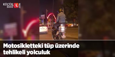 Motosikletteki tüp üzerinde tehlikeli yolculuk