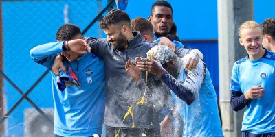 Akintola’ya Brezilya usulü doğum günü kutlaması