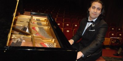 Görme engelli piyanist sahnede