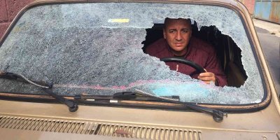 Evden çıkarmak istediği gelininin ağabeyi otomobile baltayla zarar verdi