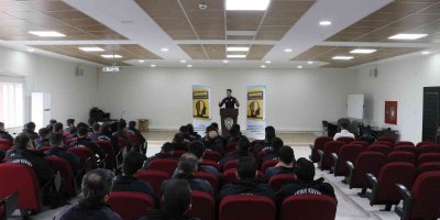 Genç polis memuru kitap yazdı, gelirinin bir kısmını şehit ailelerine bağışladı