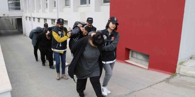 Çocukları da alet ettiler, kilolarca esrarı taşırken yakalandılar