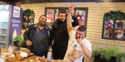 Adana'da acılı tost yeme yarışmasını Avustralyalı katılımcı kazandı