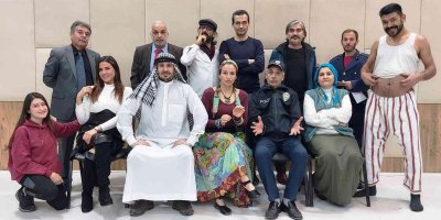 Amatör tiyatro topluluğu "Al Gözüm Seyreyle"yi sahneliyor