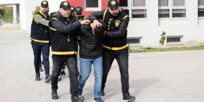 Polis baskınında evleri cephanelik gibi çıktı