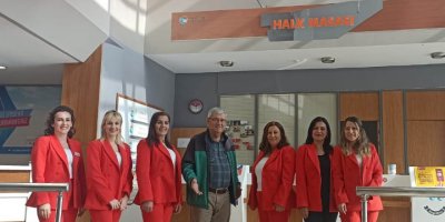 Halk Masası ve Başaklar Arasındaki Gelincikler