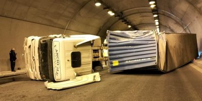 Tır devrildi, Adana-Niğde otoyolu trafiğe kapandı!