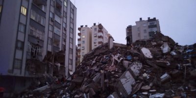 Adana’da 14 katlı binadan bir kişi sağ çıkartıldı