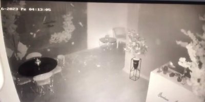 Depremin şiddeti ile yarılan duvar güvenlik kamerasına yansıdı