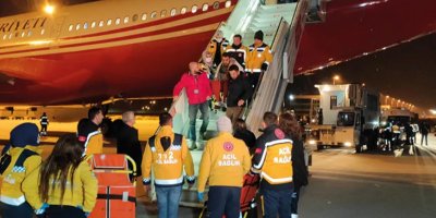 Adana'dan alınan 60 depremzede uçakla Ankara'ya getirildi