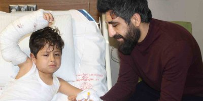 Enkazda ayrılan eller hastanede bir araya geldi