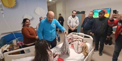 Adana İl Sağlık Müdürü Nacar, yaralı kurtulan vatandaşları hastanede ziyaret etti