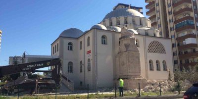 Depremde hasar gören caminin minaresi kontrollü şekilde yıkıldı