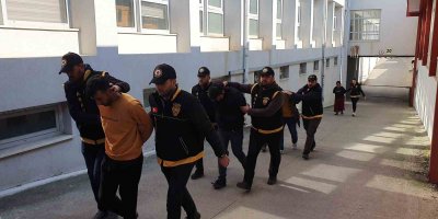 Depremzedelerin malzemelerini çalan 6 şüpheli yakalandı