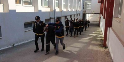 Depremzedelerin araçlarını çalan 12 zanlı yakalandı