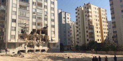 Adana’da yıkılan ve 418 kişiye mezar olan bina enkazları dron ile görüntülendi