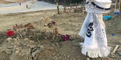 Depremde hayatını kaybedenlerin mezarları yürek yaktı