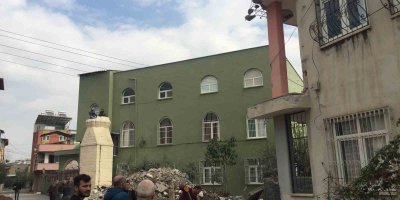 Kontrollü yıkılan minare 3 katlı evin üzerine düştü