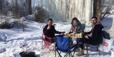 Tufanbeyli’de dev buz sarkıtları oluştu