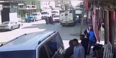 Motosiklete çarptı, ikisi çocuk 3 kişiyi yaralayıp kaçtı