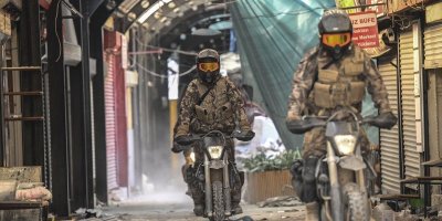 Deprem sonrası terk edilen apartmanlar polis ve bekçiye emanet