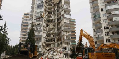 Depremde yarısı yıkılan apartmanın kontrollü yıkımına başlandı