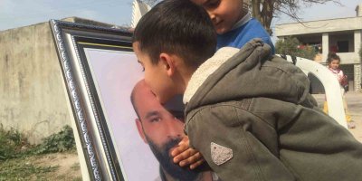 Öldürülen babasının fotoğrafına sarılıp gözyaşlarına boğuldu