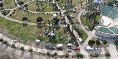 Apartmanda yaşamaya korkan Adanalılar parkta konaklıyor