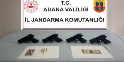Durdurulan araçta ruhsatsız tabancalar ve F serisi dolar çıktı