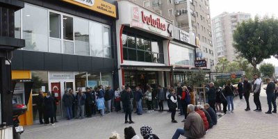 Deprem kredisi çekecek vatandaşlar bankaların önünde kuyruk oluşturdu
