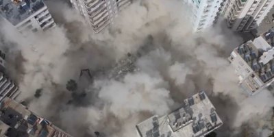 Depremde ağır hasar alan apartman yıkıldı