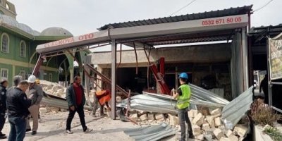 Kontrollü yıkılan minare iş yerinin üzerine düştü