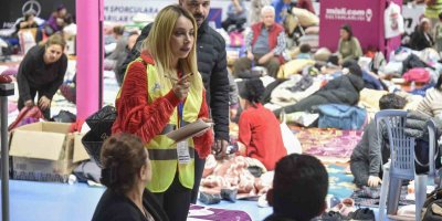 Büyükşehir ekipleri, depremzedelere 414 bin sıcak yemek, 388 adet çorba dağıttı