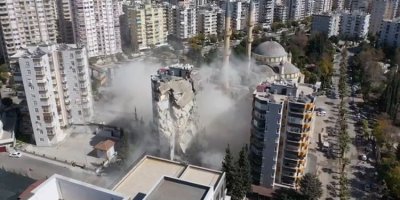 Ağır hasarlı bina yıkımına devam ediliyor