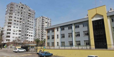 Okulun yanı başındaki ağır hasarlı bina öğrencileri tedirgin ediyor