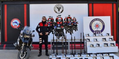 Adana’da polisin yakaladığı 36 hırsız tutuklanırken, 125 adet ruhsatsız silah ele geçirildi