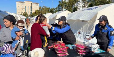Polis yaraları sevgiyle sarıyor