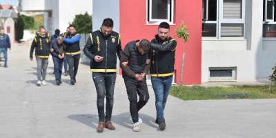 Bebek arabası çalan sevgililer tutuklandı: O anlar kamerada