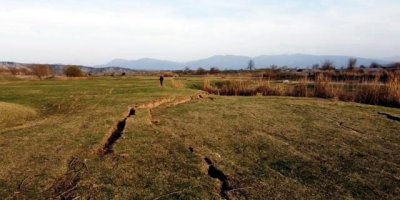 1 kilometre uzunluğunda dev yarıklar: Ceyhan Nehri kıyısında depremde oluştu!