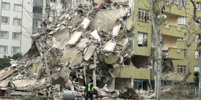 Adana Ceyhan'da da vatandaşlar çaresiz: Ağır hasarlı yapıların yıkımı başladı