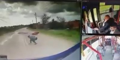 Adana'da savrulan motosikletin sürücüsünü ezilmekten otobüs şoförü kurtardı