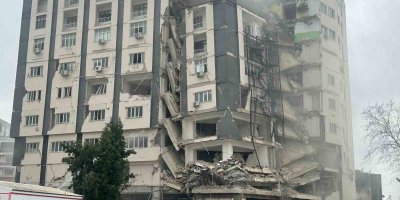 Adana Ceyhan’ın çarşı merkezdeki en büyük binası kontrollü olarak yıkıldı