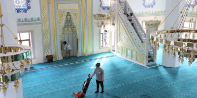 Depremzedelerin sığındığı camiler özenle temizleniyor