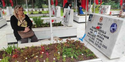 Şehitler gününde anneler gözyaşlarını tutamadı