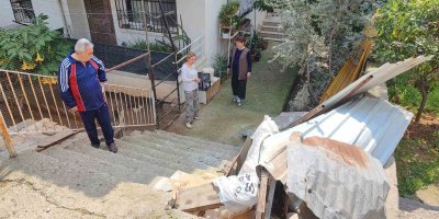 Mahalleli drift atanlardan dert yandı, otomobil evin bahçesine düştü