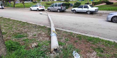 Aşırı rüzgar aydınlatma direğini devirdi