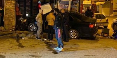 Adana'da otomobil iş yerine çarptı