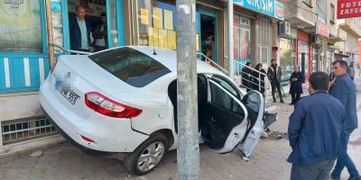 Sollamak isterken araca çarptı, kaldırıma çarparak durabildi