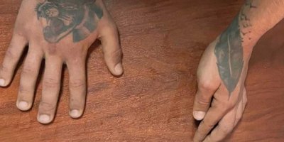 Market gaspçısı yüzünü maske ile kapattı ancak elindeki dövmeden yakalandı